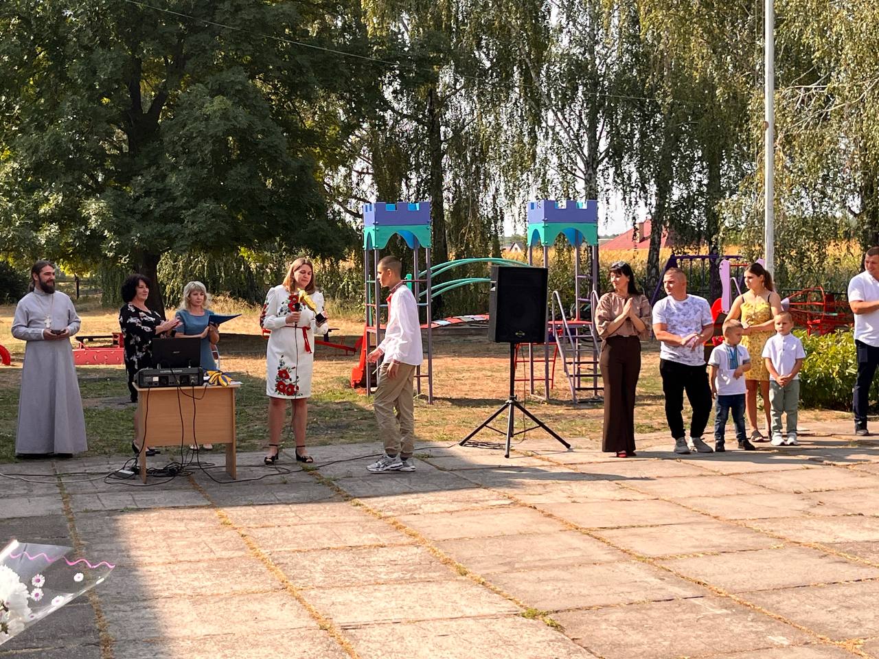 Учні та педагоги на святковій лінійці 1 вересня